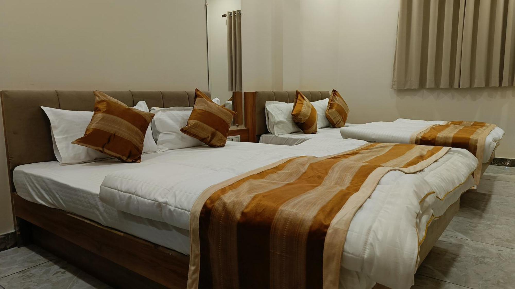 Shree Shyamraj Hotel Ujjain Bagian luar foto