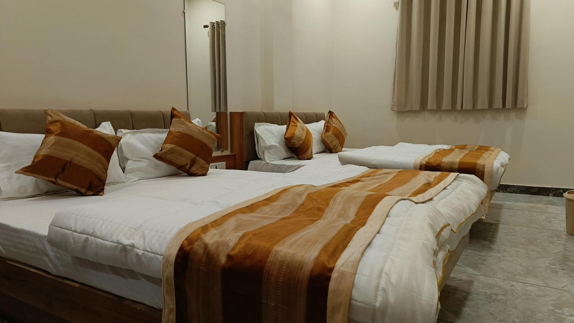 Shree Shyamraj Hotel Ujjain Bagian luar foto