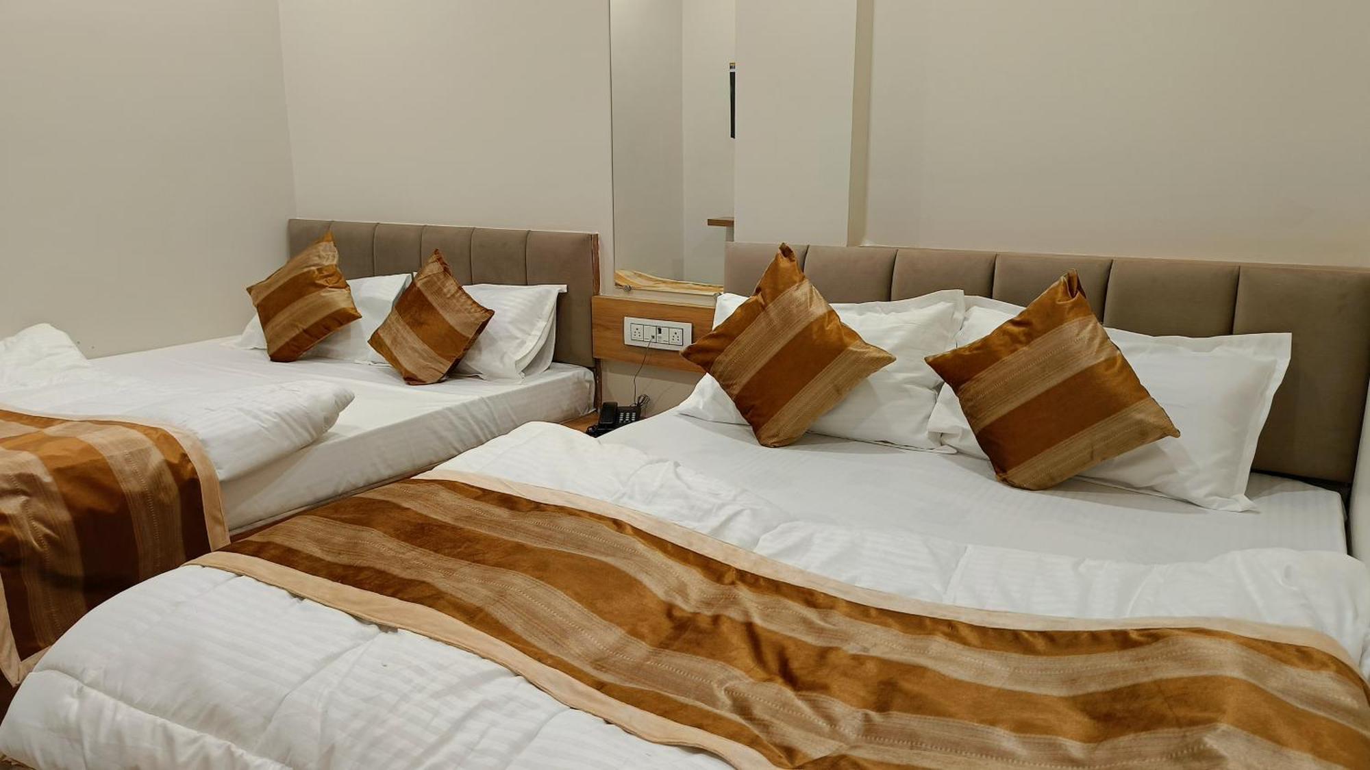 Shree Shyamraj Hotel Ujjain Bagian luar foto